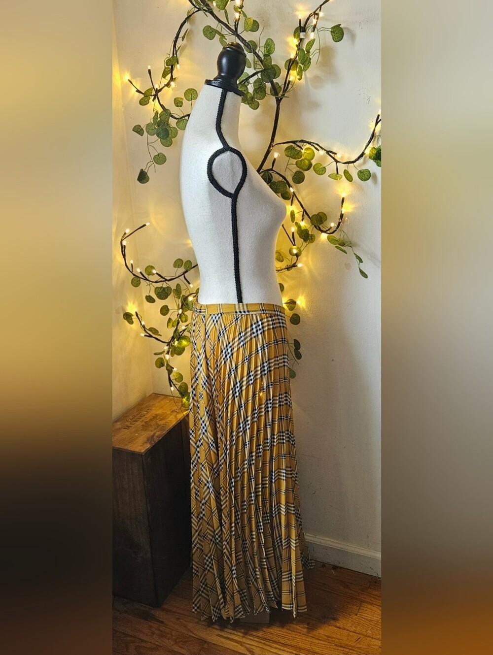 Vince Camuto size medium Highland Plaid Pleated Midi Skirt. It features a vibran - Picture 5 of 7